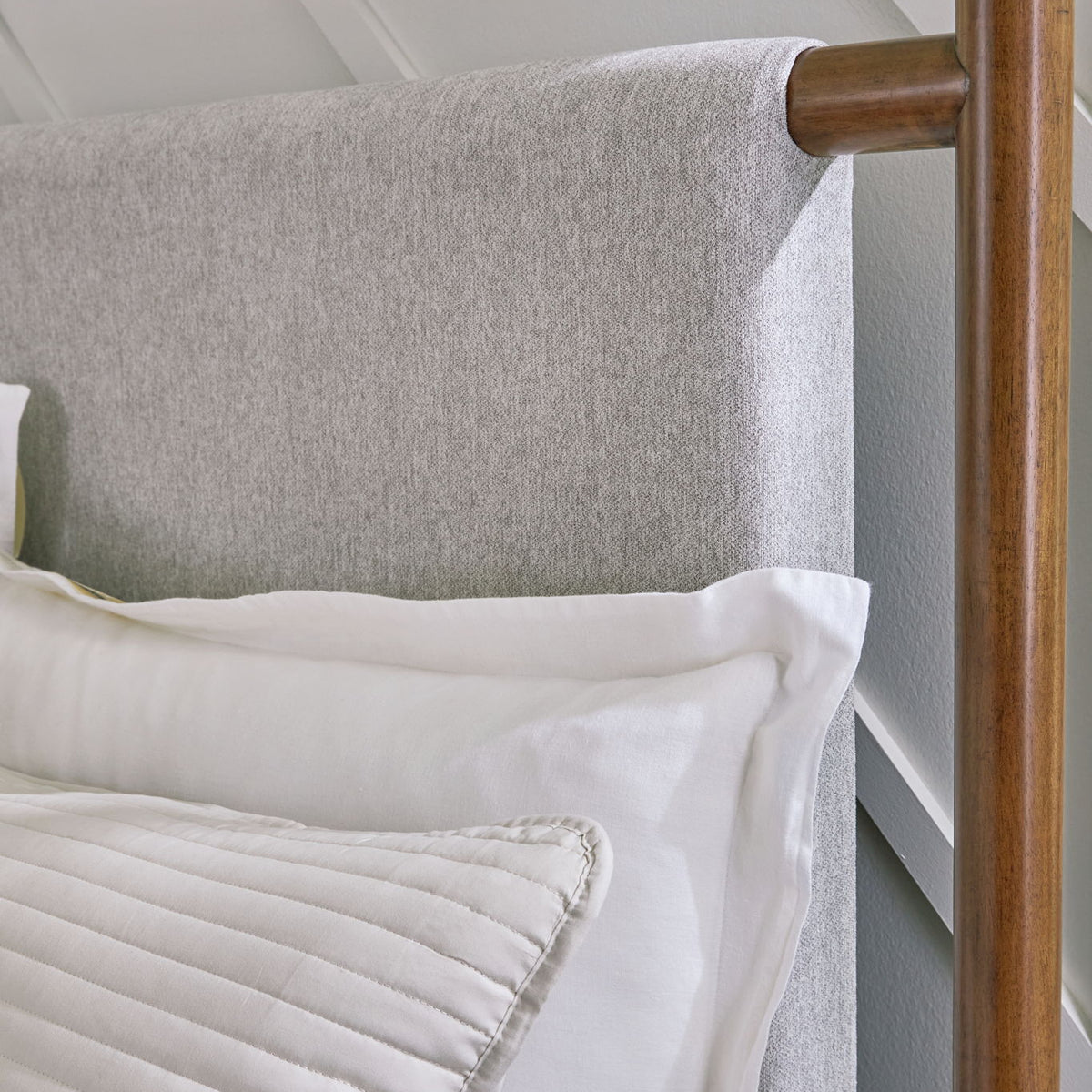 Lyncott - Upholstered Bed