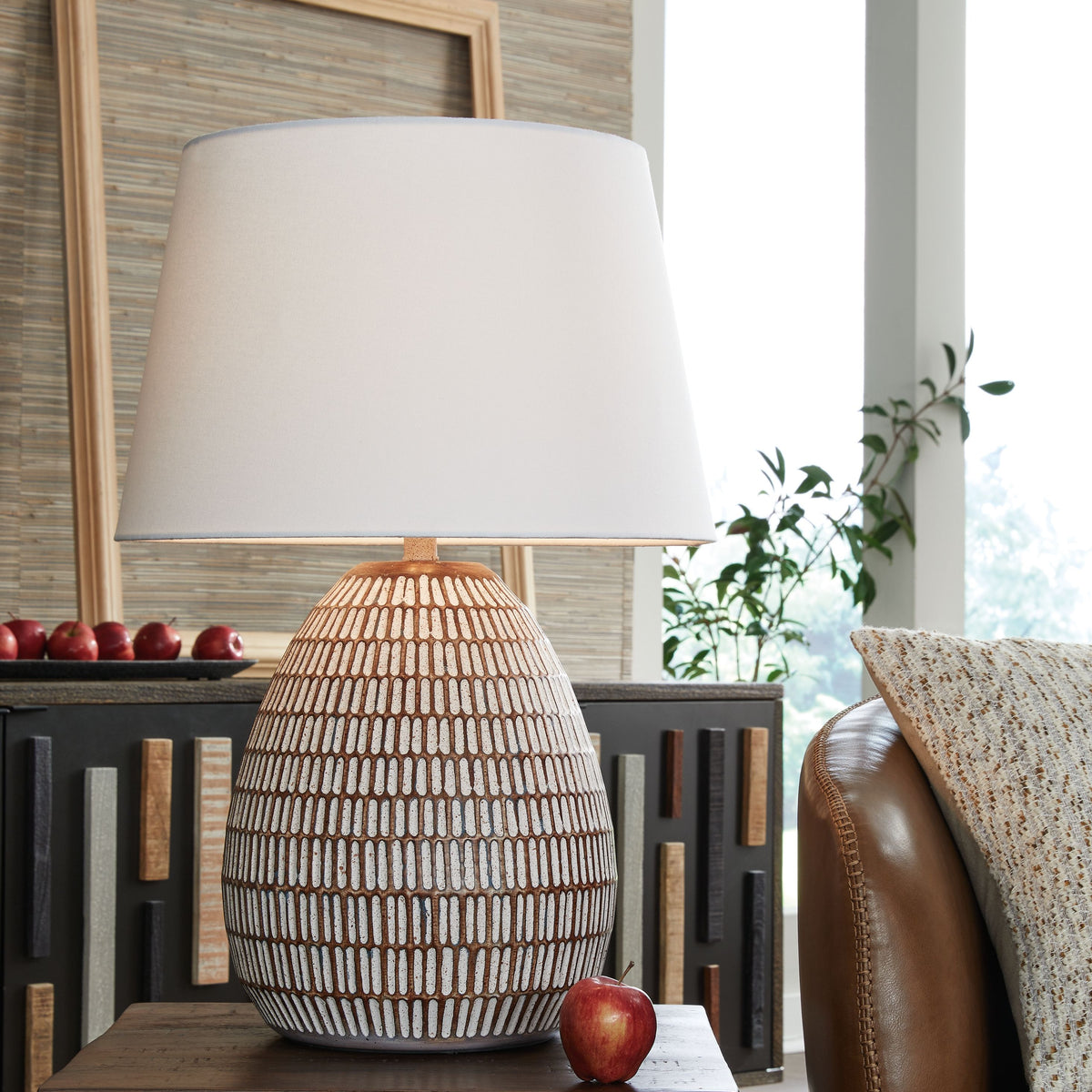 Darrich - Metal Table Lamp - Beige / White