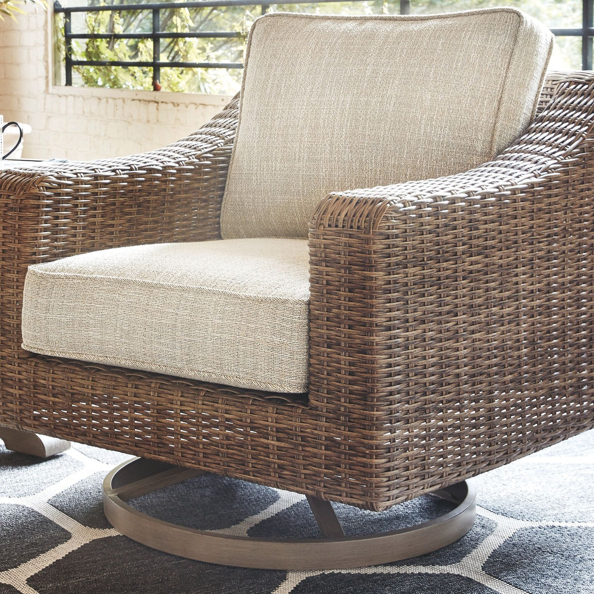 Beachcroft - Swivel Lounge Chair