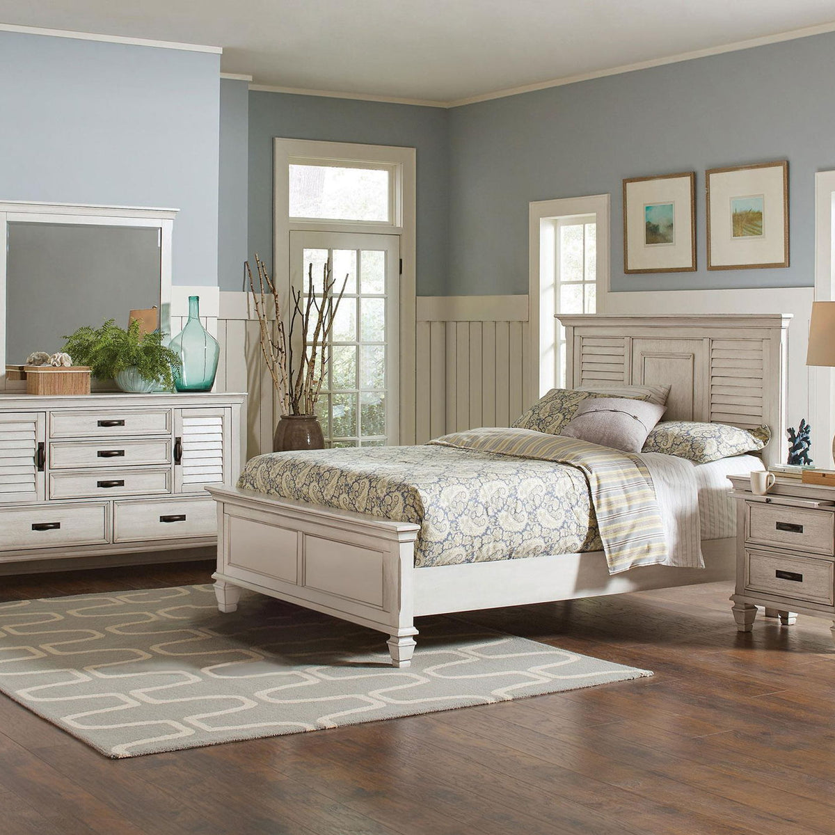 Franco 4-piece Queen Bedroom Set Distressed White