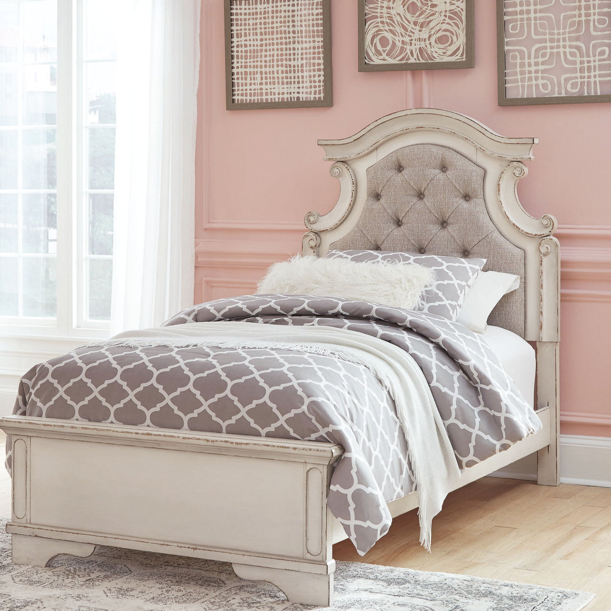 Realyn - Panel Bed