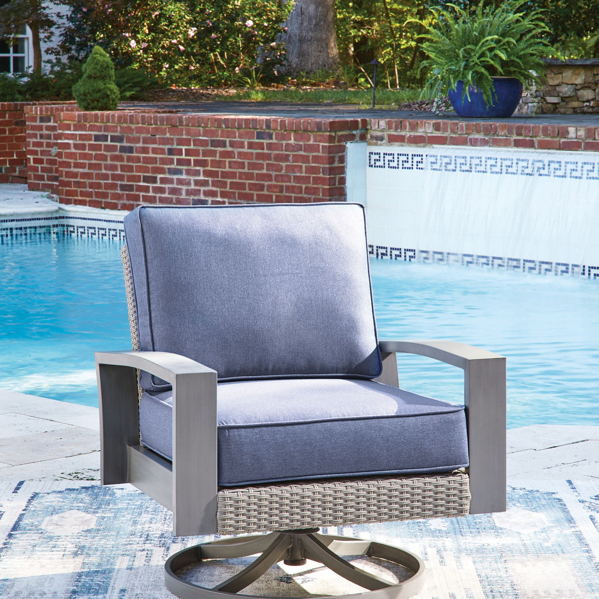 Half Moon Beach - Swivel Lounge With Cushion - Blue / Gray