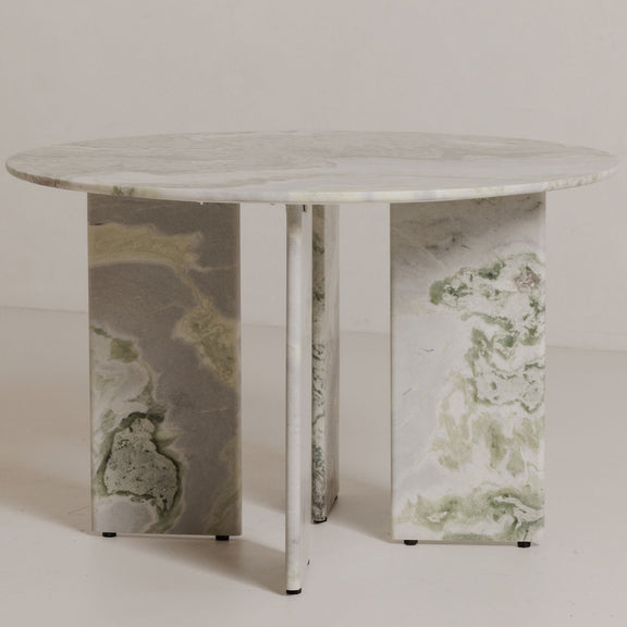 Round dining table with green veined marble top and white metal pedestal legs