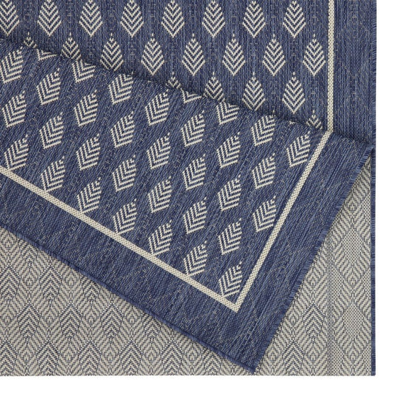 Indoor/outdoor polypropylene area rug in blue with repeating chevron pattern detail