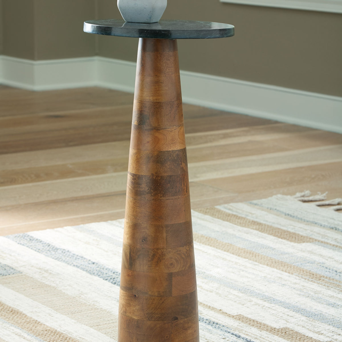 Quinndon - Accent Table - Brown / Black