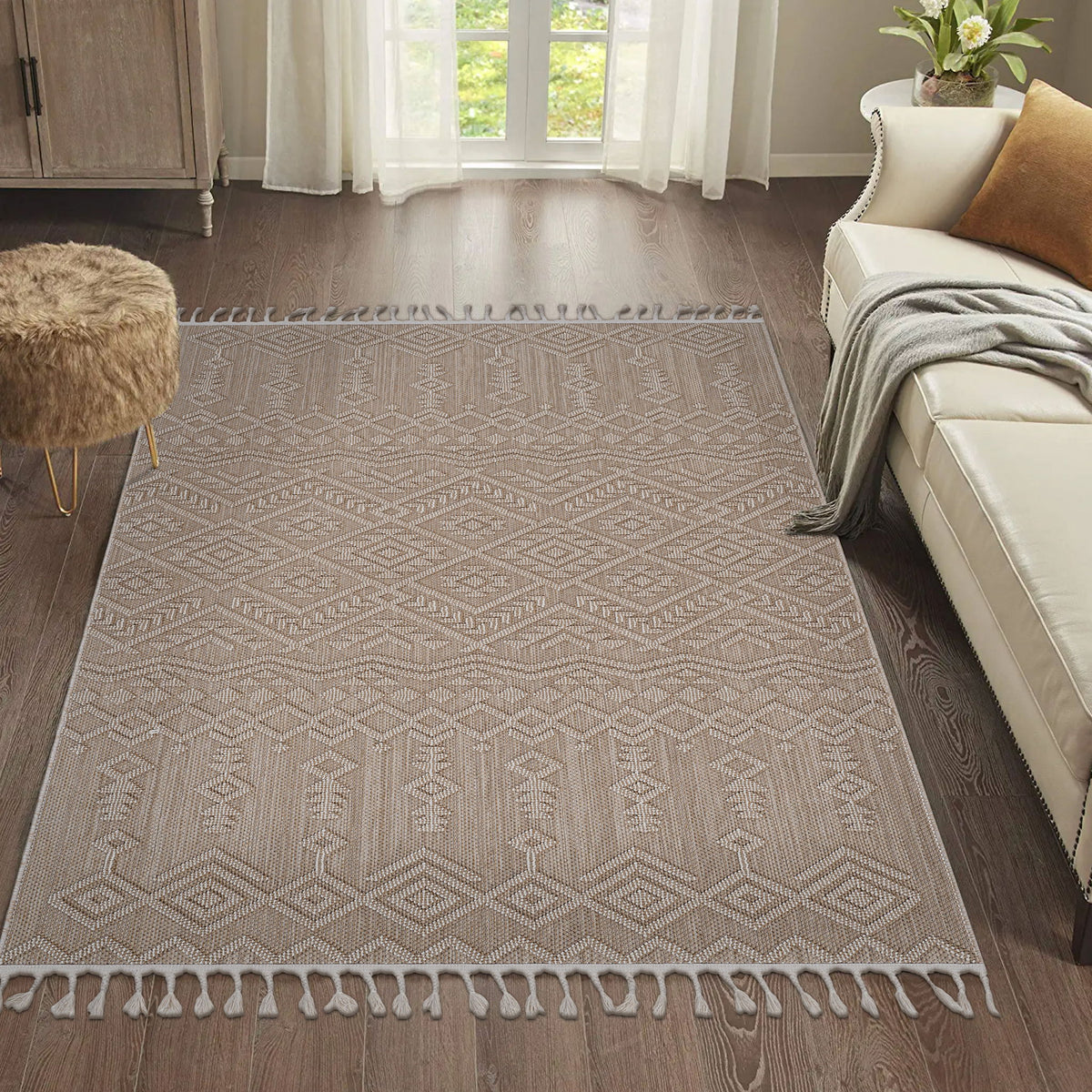 Traditional area rug in gray with diamond pattern and short fringed border