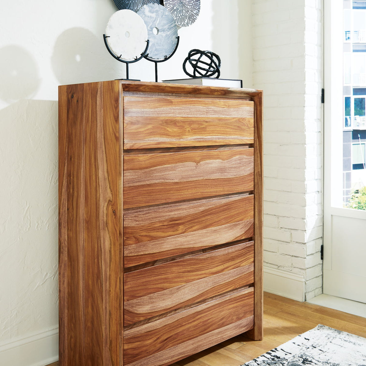 Dressonni - Five Drawer Chest - Brown