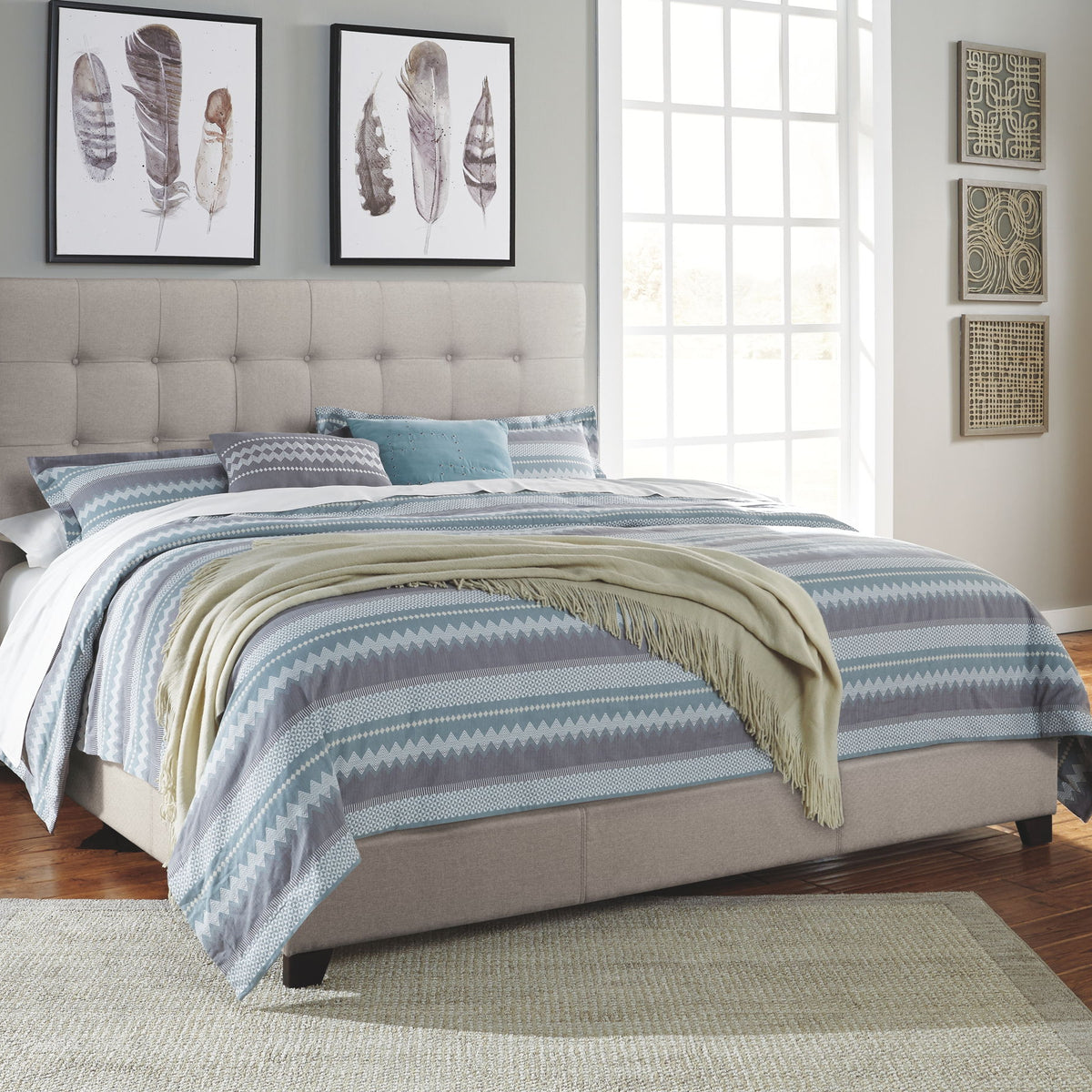 Dolante - Upholstered Bed
