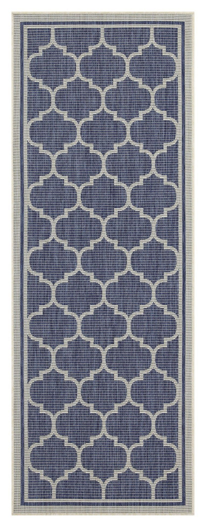 Polypropylene indoor/outdoor area rug with blue quatrefoil pattern and border
