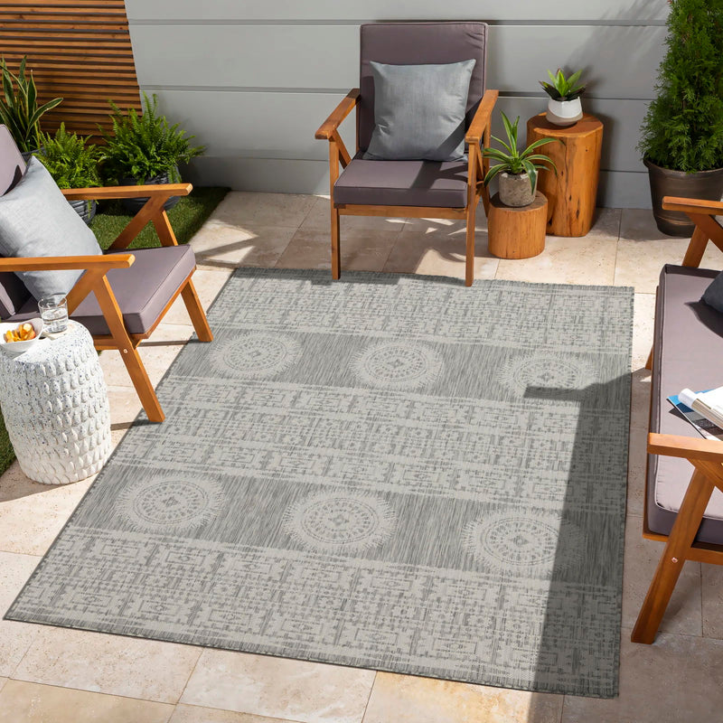 Indoor/outdoor polypropylene area rug, light gray with darker gray geometric motif