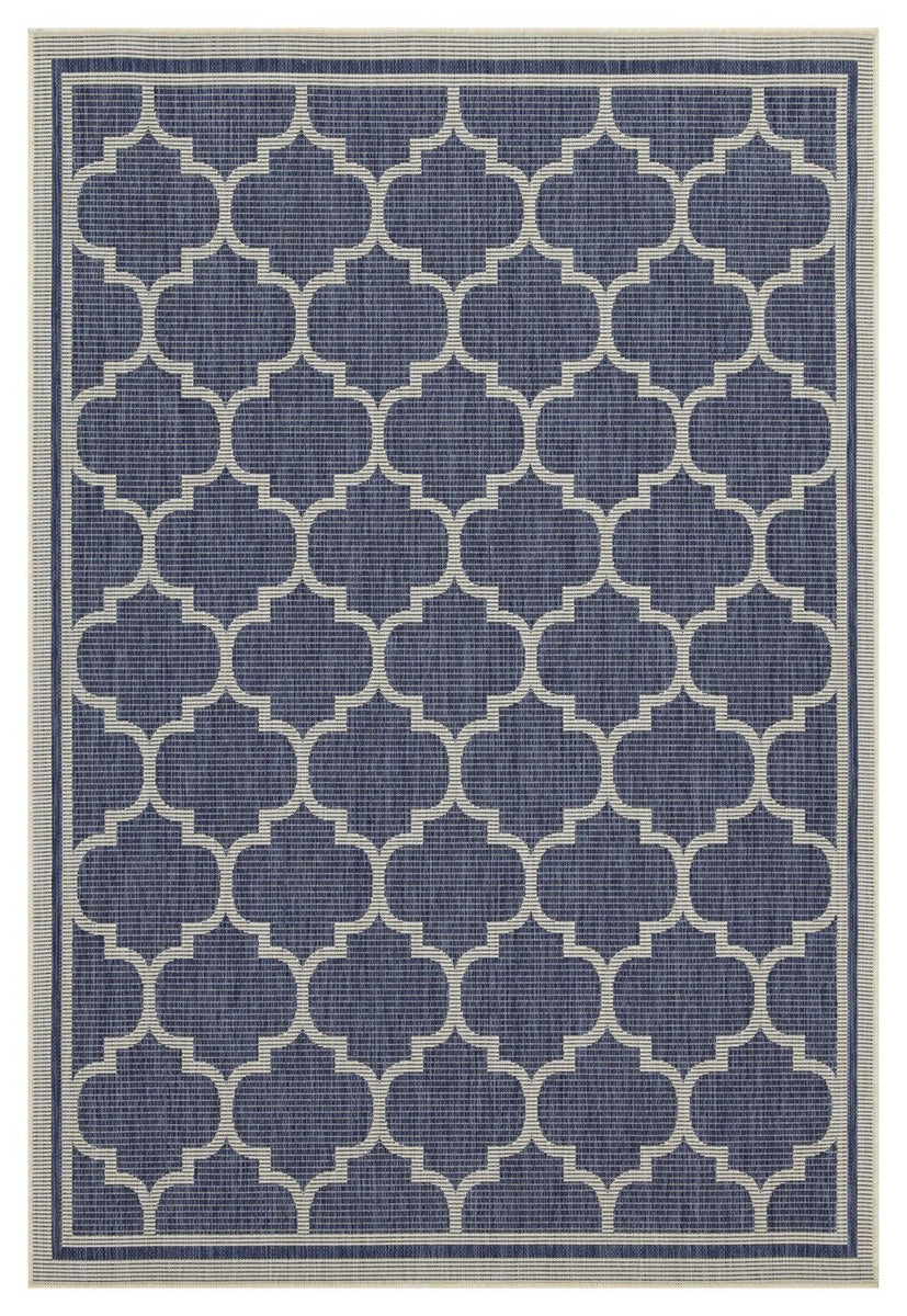 Medium blue polypropylene area rug with repeating quatrefoil pattern and thin border