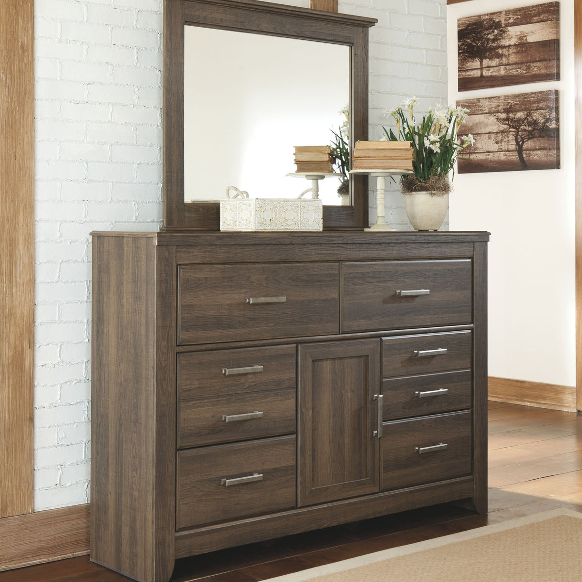 Juararo - Dresser