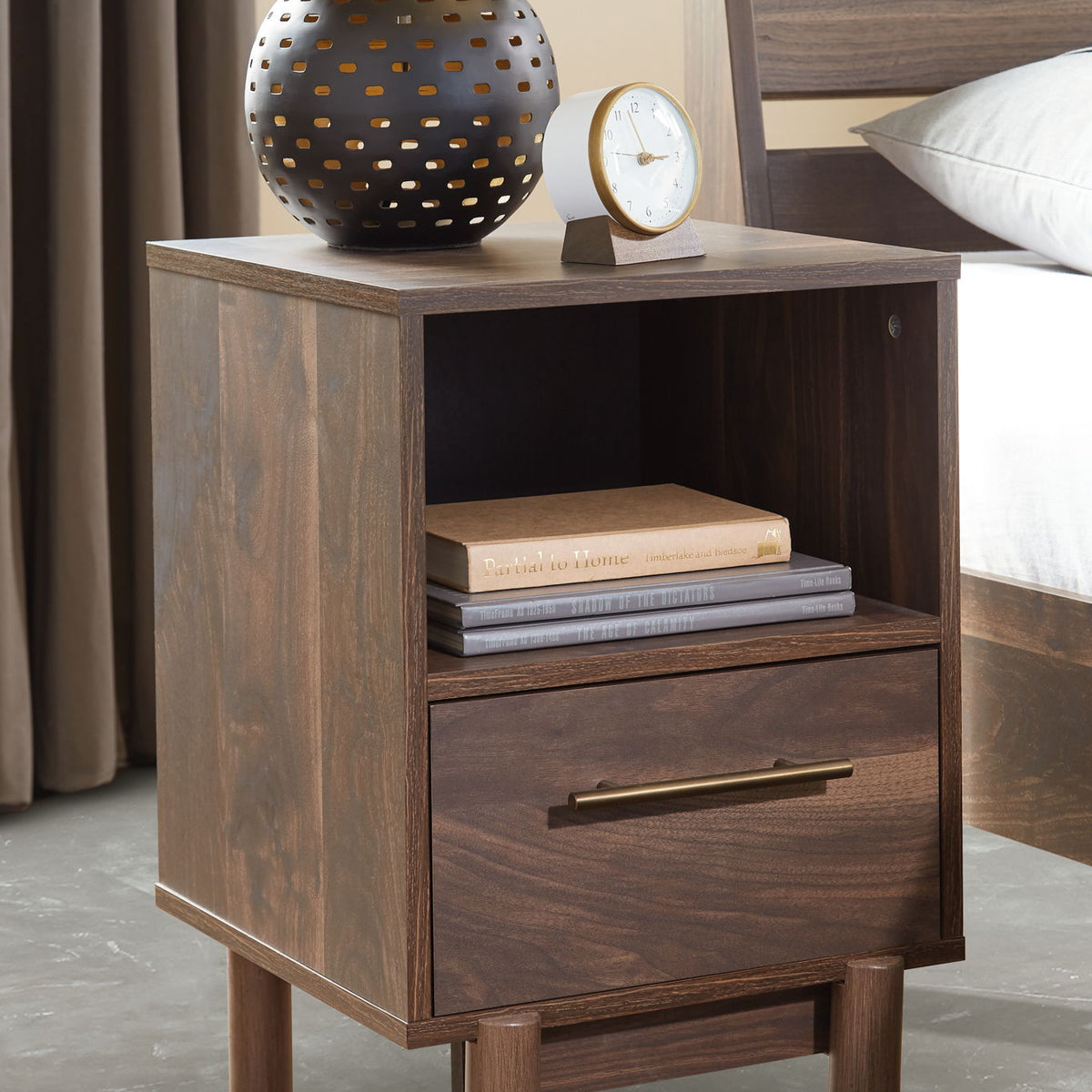 Calverson - One Drawer Night Stand - Medium - Mocha