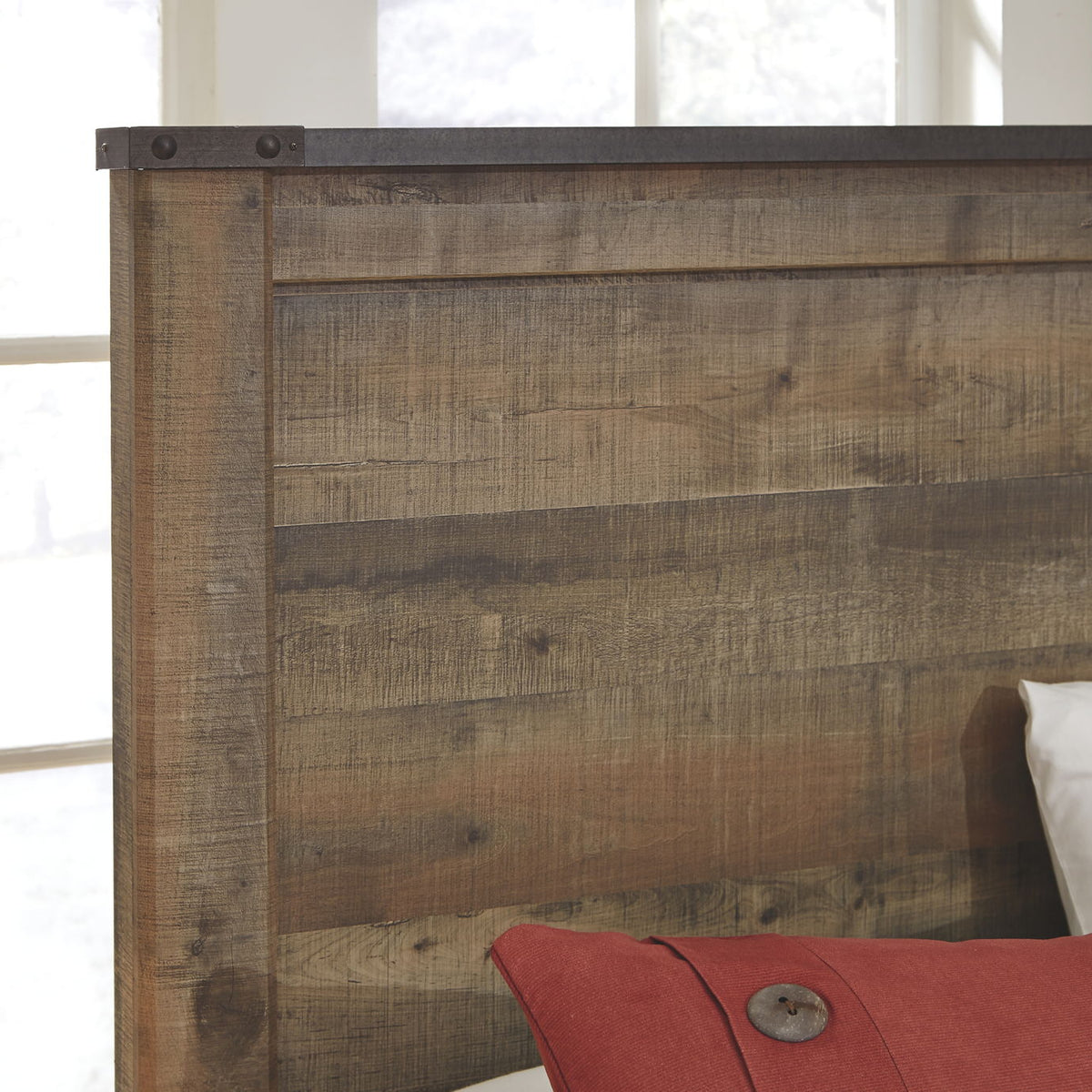 Trinell - Panel Bed