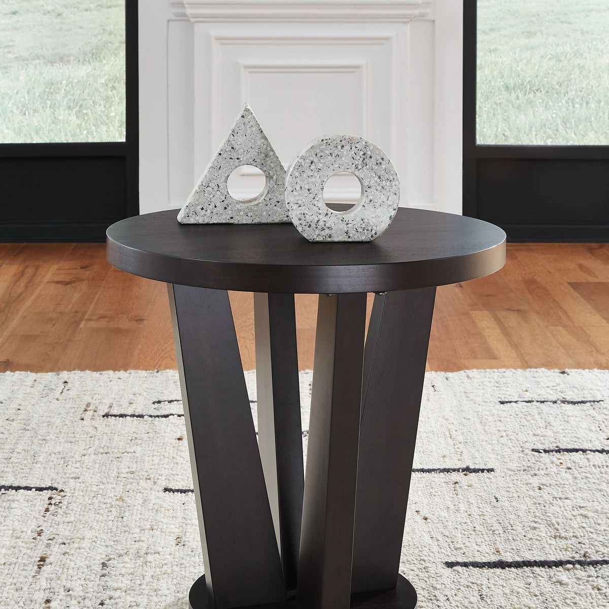 Chasinfield - Round End Table - Dark Brown