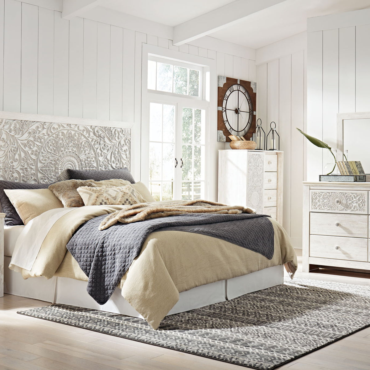 Paxberry - Dresser, Mirror - Medallion Drawer Pulls - Whitewash