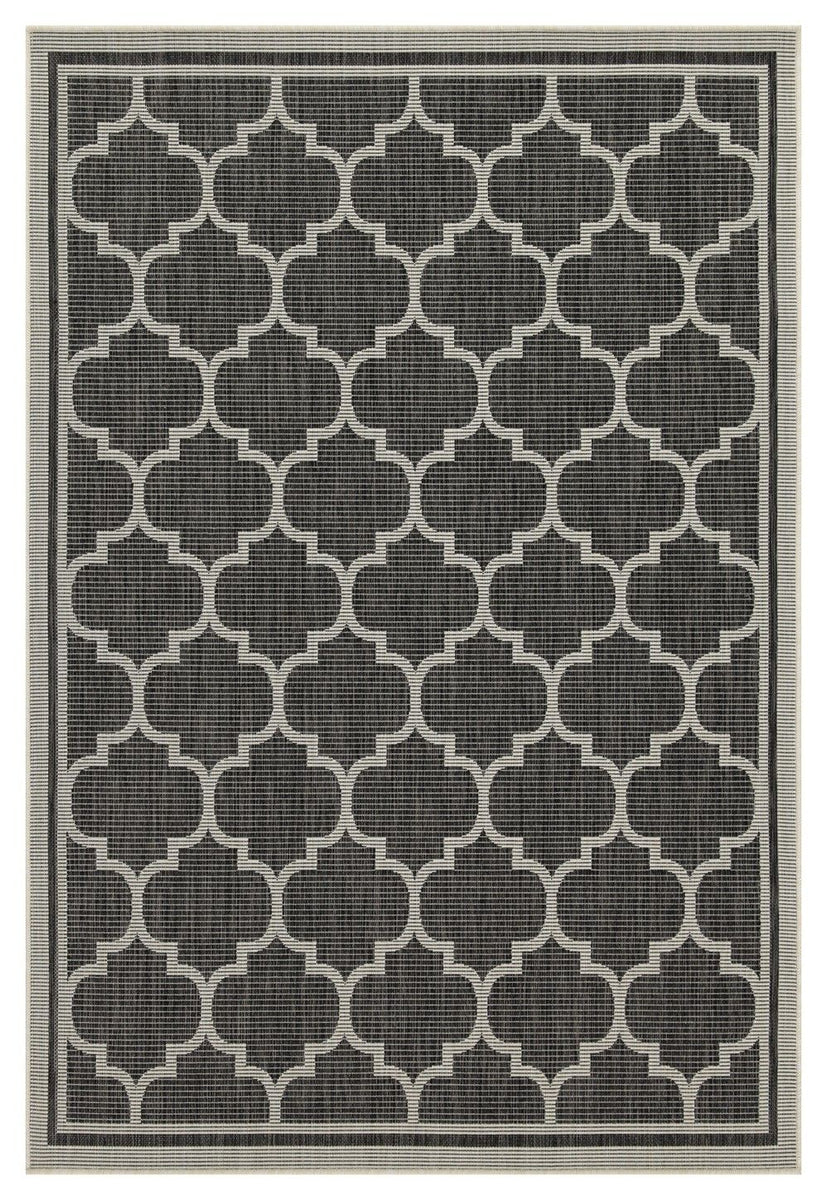 Polypropylene indoor/outdoor area rug with gray quatrefoil pattern and dark border