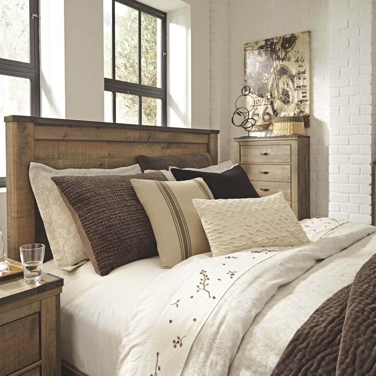 Trinell - Panel Bed
