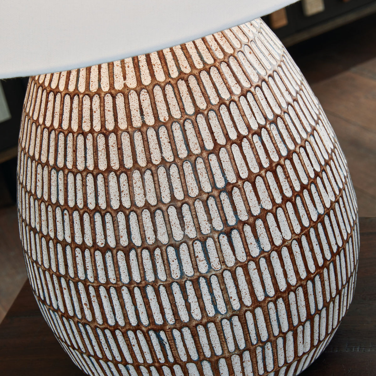 Darrich - Metal Table Lamp - Beige / White