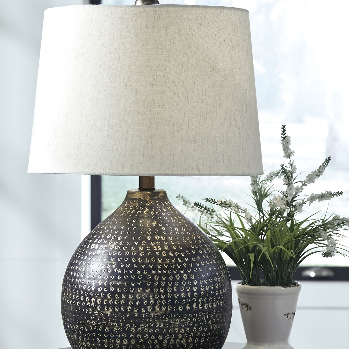 Maire - Black / Gold Finish - Metal Table Lamp