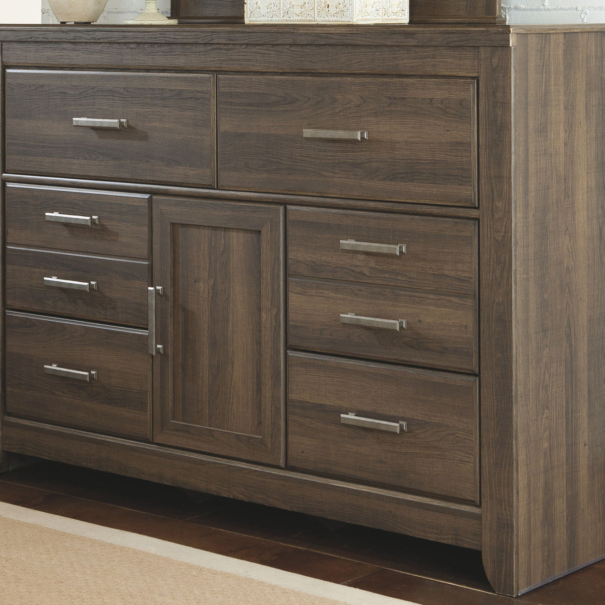 Juararo - Dresser