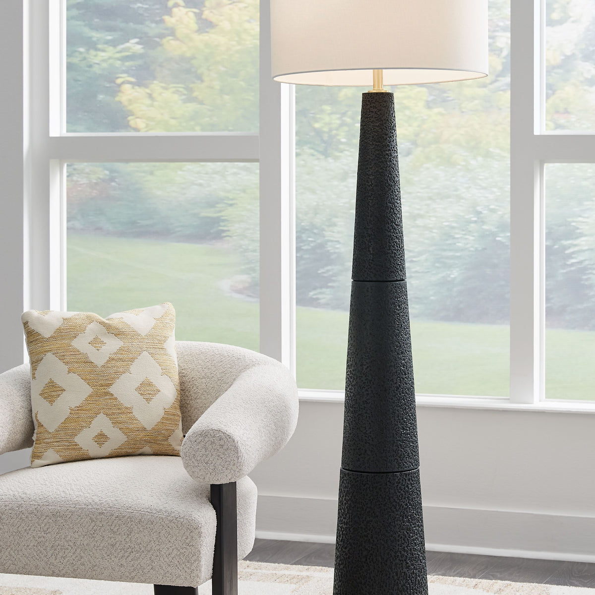 Hallburg - Poly Floor Lamp - Black