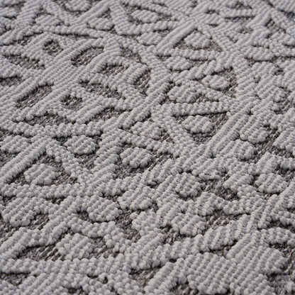 Guros - 4' X 6' Medallion Indoor / Outdoor Area Rug - Gray / White