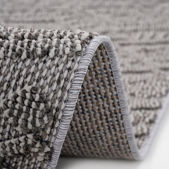 Traditional indoor/outdoor rug, gray woven texture with braided edge and fringe