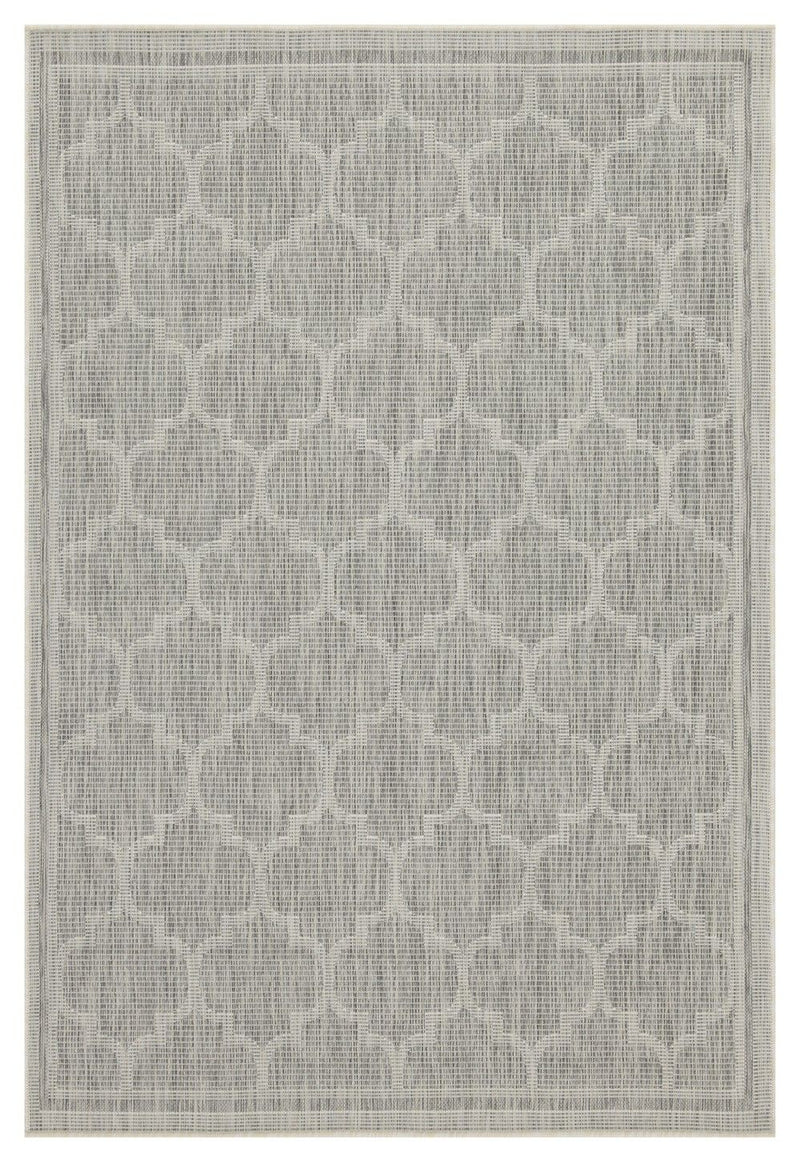 Polypropylene indoor/outdoor area rug with pale gray quatrefoil pattern and border