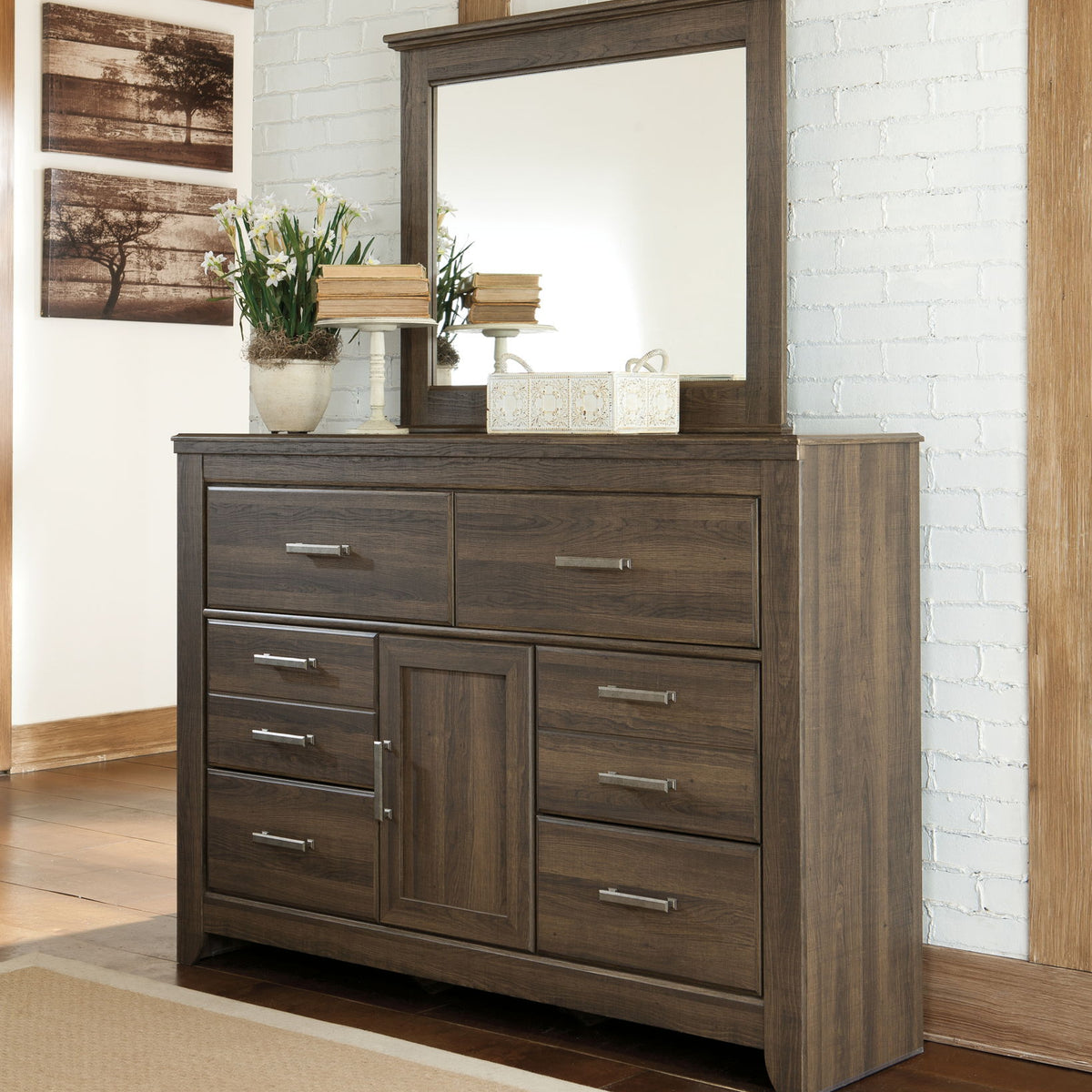 Juararo - Dresser