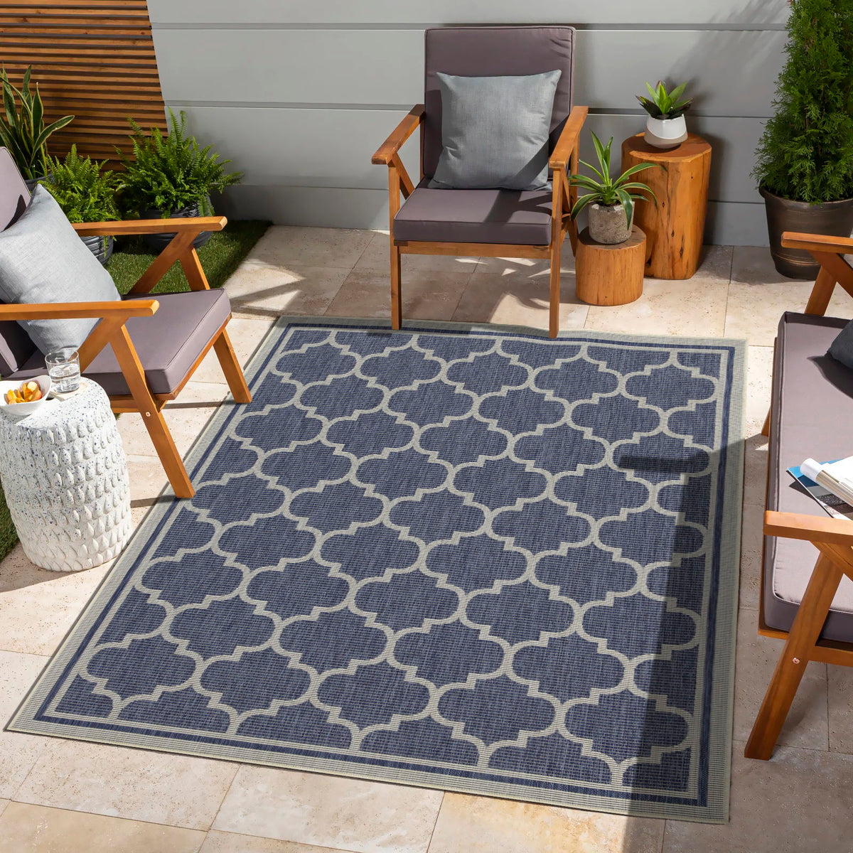 Polypropylene indoor/outdoor area rug, navy blue quatrefoil pattern with border