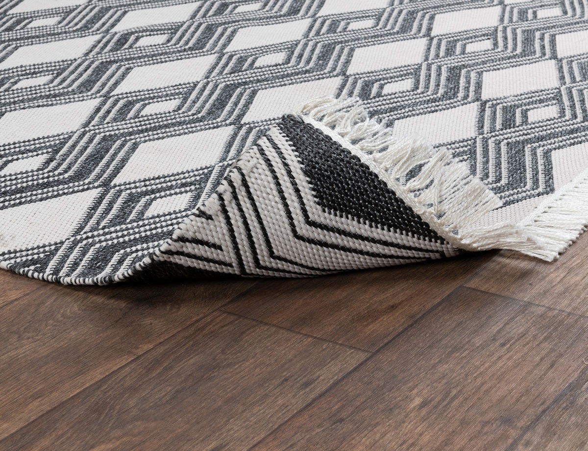 Banning indoor/outdoor rug, charcoal and white geometric pattern with fringed edge