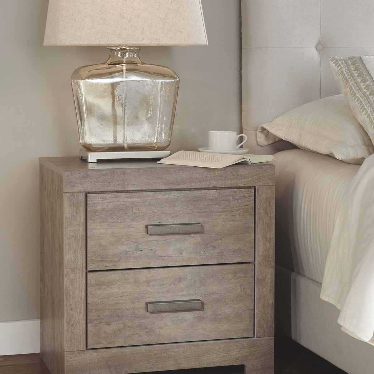 Culverbach - 5 Pc. - Dresser, Mirror, Queen Upholstered Bed, 2 Nightstands - Gray