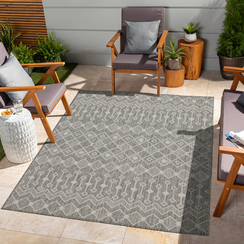 Geometric gray polypropylene area rug with repeating diamond and zigzag motifs