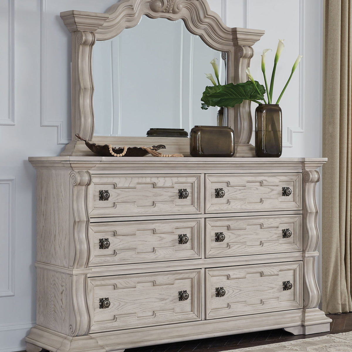 Bruchandi - Dresser