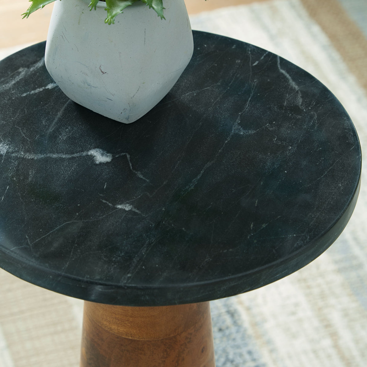 Quinndon - Accent Table - Brown / Black