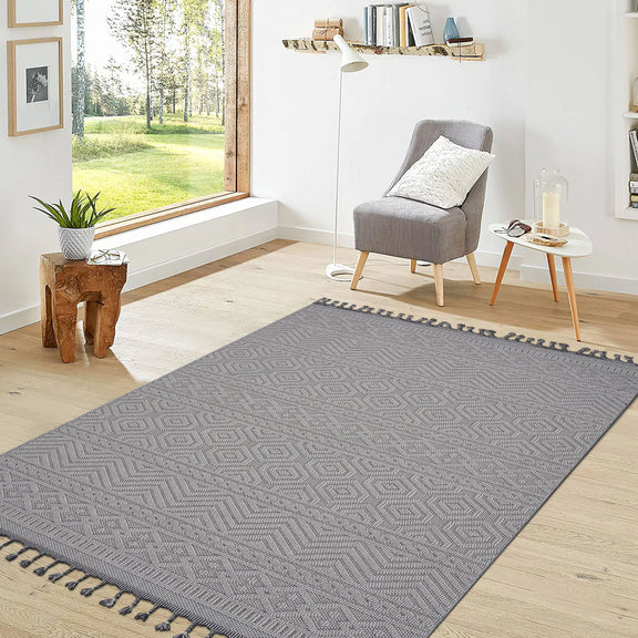 Geometric indoor/outdoor rug in dark gray with light gray diamond patterns, fringed edge