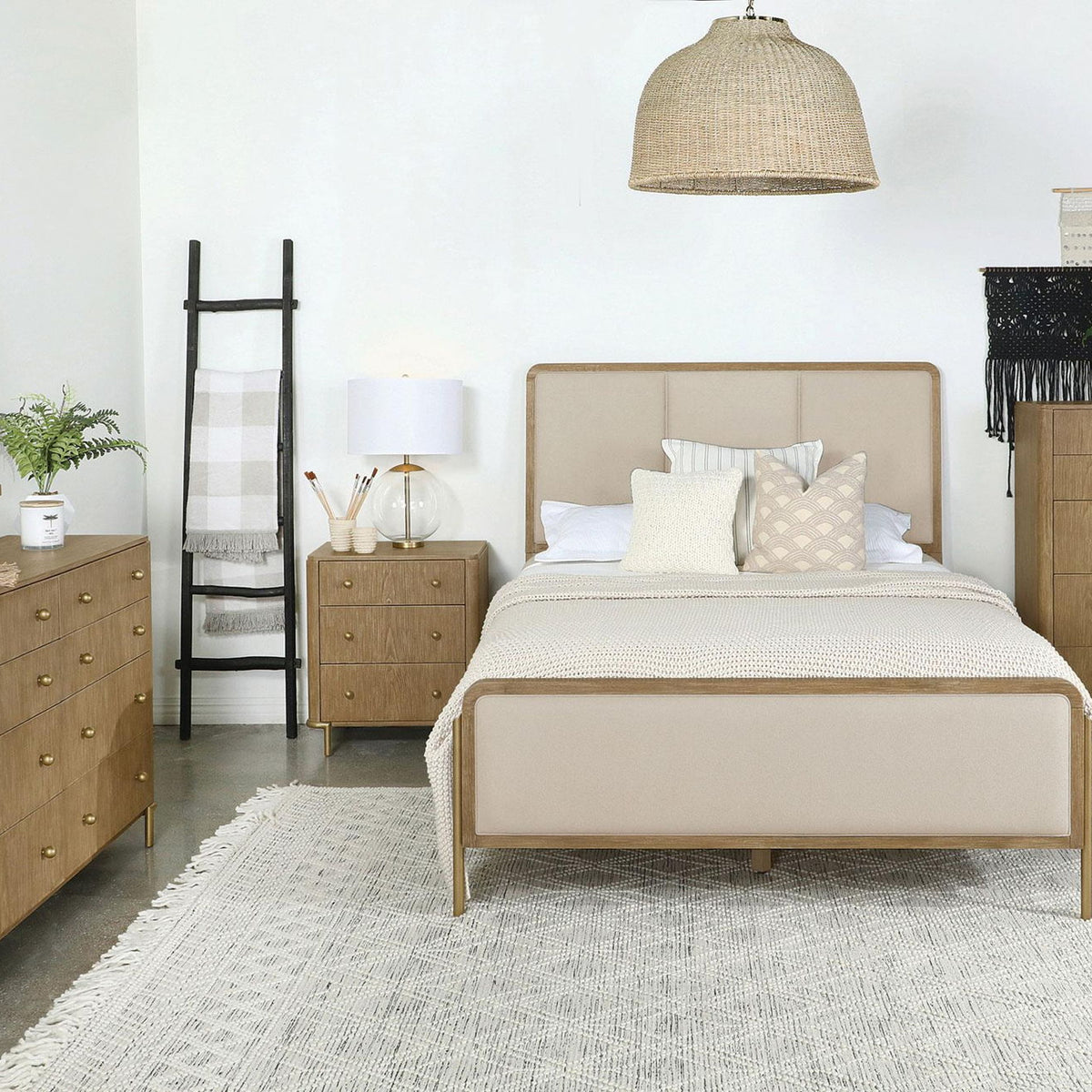 Arini 5-piece Queen Bedroom Set Cream and Sand Wash
