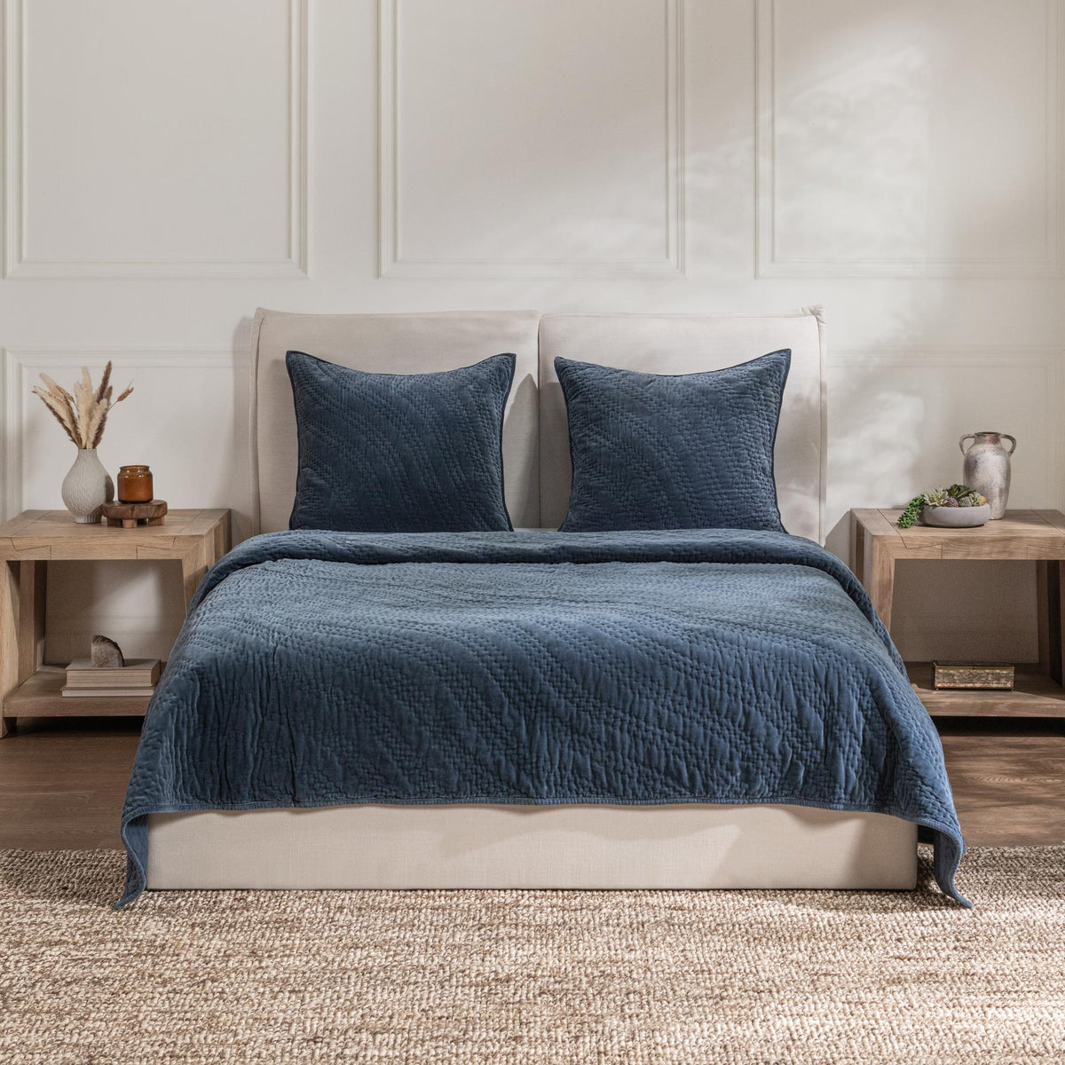 Quilted velvet bedding set in deep blue with matching duvet and two pillow shams