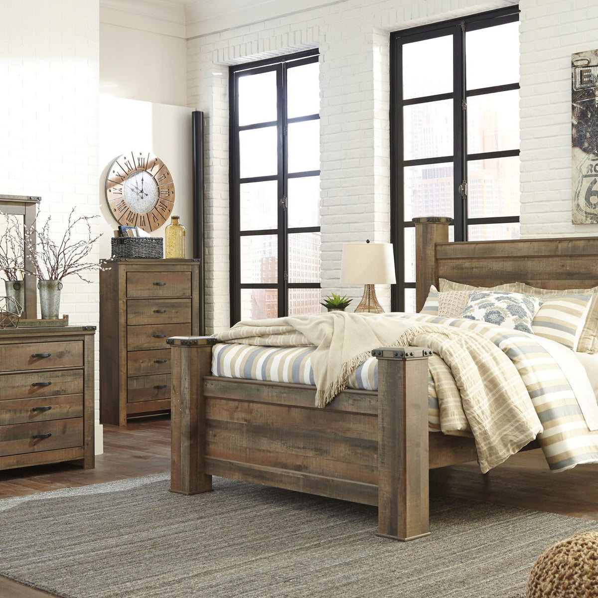 Trinell - Poster Bed