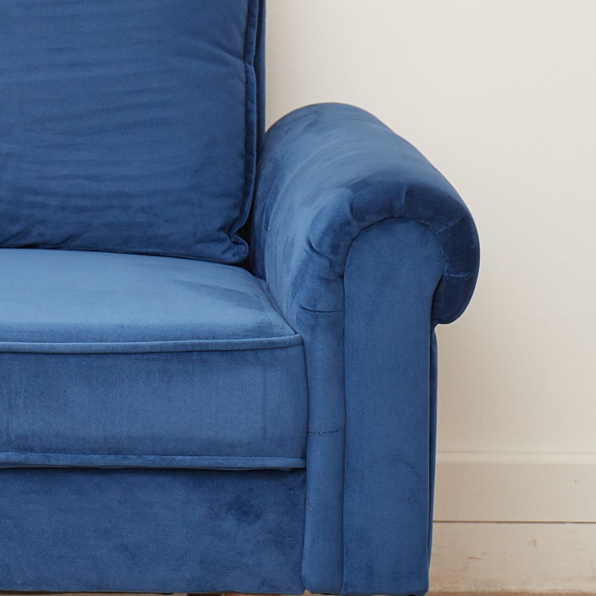Graceful Design Plush Comfort Loveseat