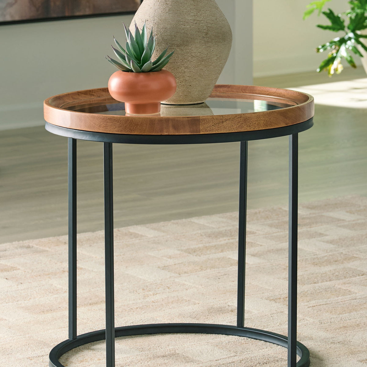 Noraluna - Round Table