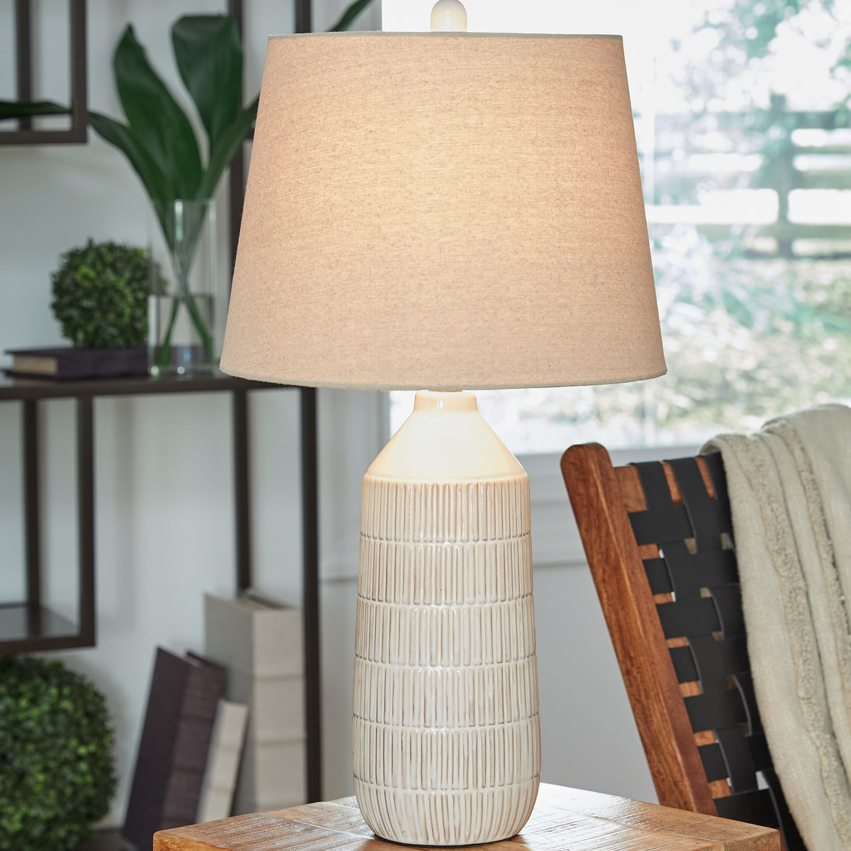 Willport - Off White - Ceramic Table Lamp (Set of 2)
