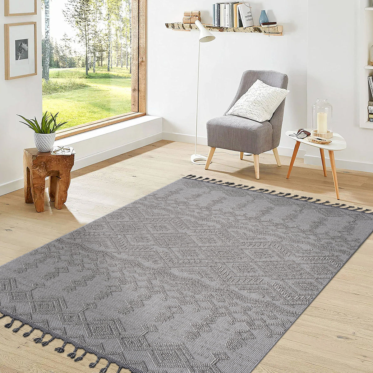 Traditional indoor/outdoor rug, gray geometric weave with short fringe in a room