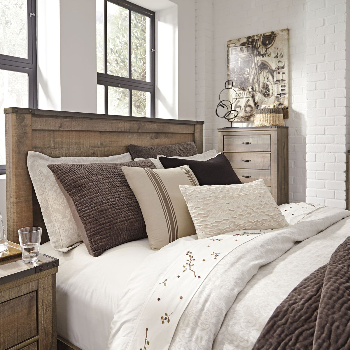 Trinell - Panel Bed