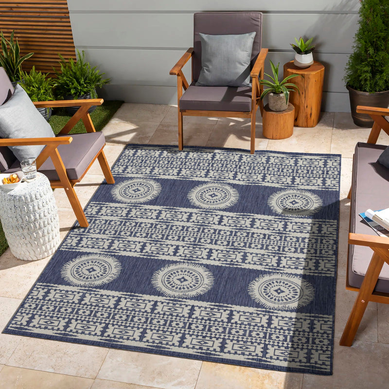 Indoors/outdoor polypropylene area rug, navy and white geometric medallion pattern