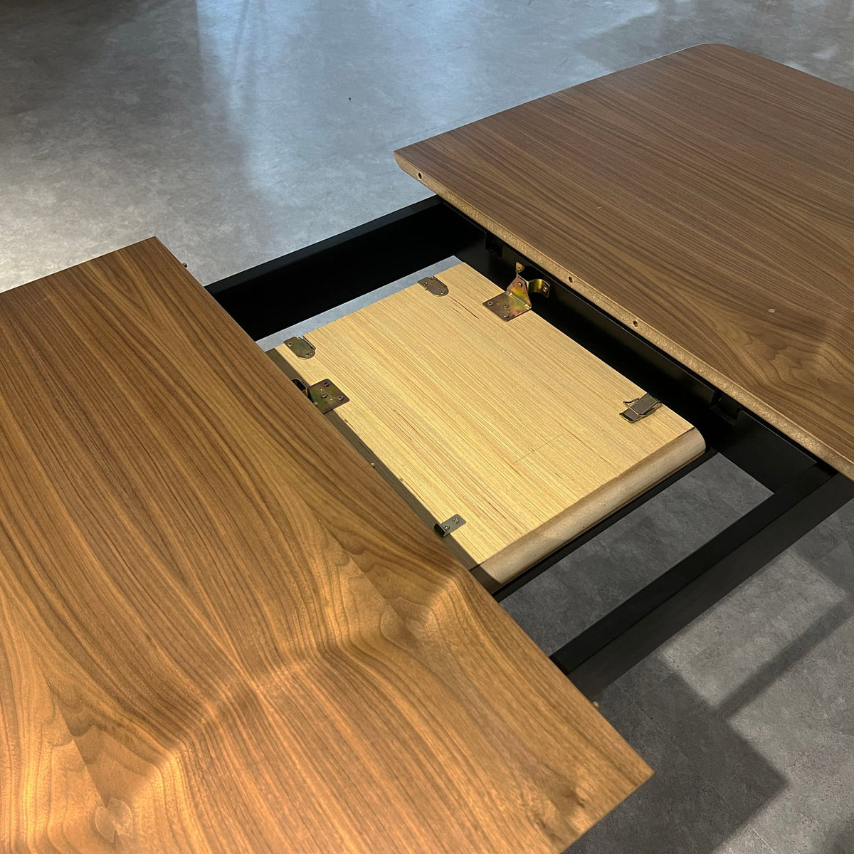 Lanae - Dining Table (Extension Bufferfly Leaf) - Natural / Black